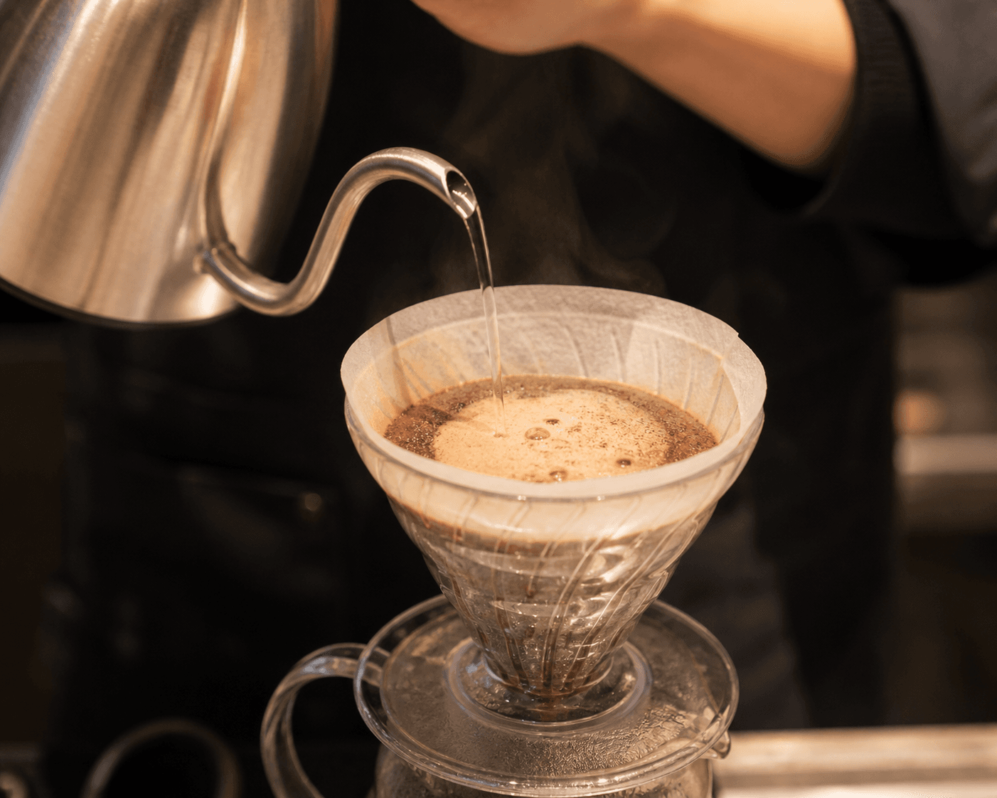 ハンドドリップで一杯ずつコーヒーを淹れる